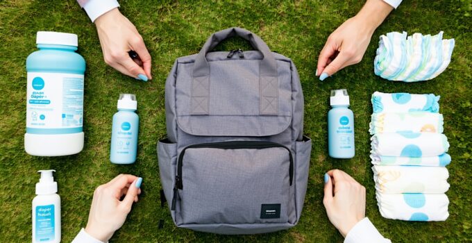how to switch between mom and dad using the same diaper backpack || Backpackbin.com